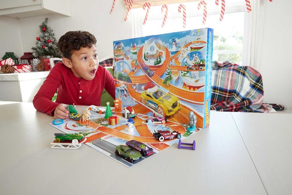 Коледен Календар Hot Wheels 8 коли Хот Уилс 16 аксесоара Адвент календар с изненади