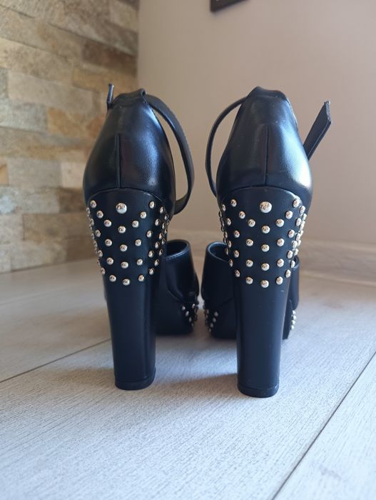 Сандали на висок ток