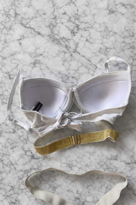 бял бански със златни ластични ленти половинки бикини топ сутиен нов