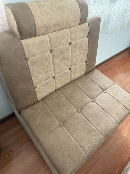 Кухонный уголок с пуфиками