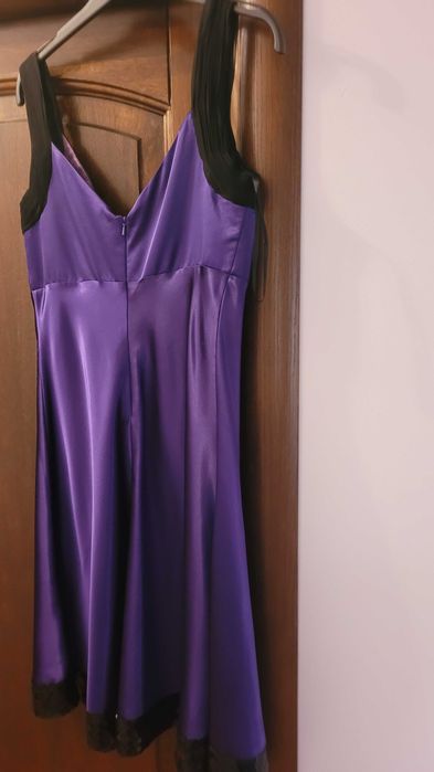 Rochie scurta mov, funda din paiete, terminatia rochiei bordura paiete