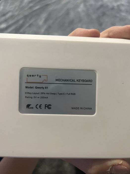 Tastatura full custom qwertykey, cu taste akko.