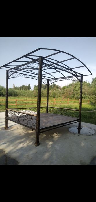 Тапчан, сури,бисетка, чор поя, калават. Качела, скамейка.