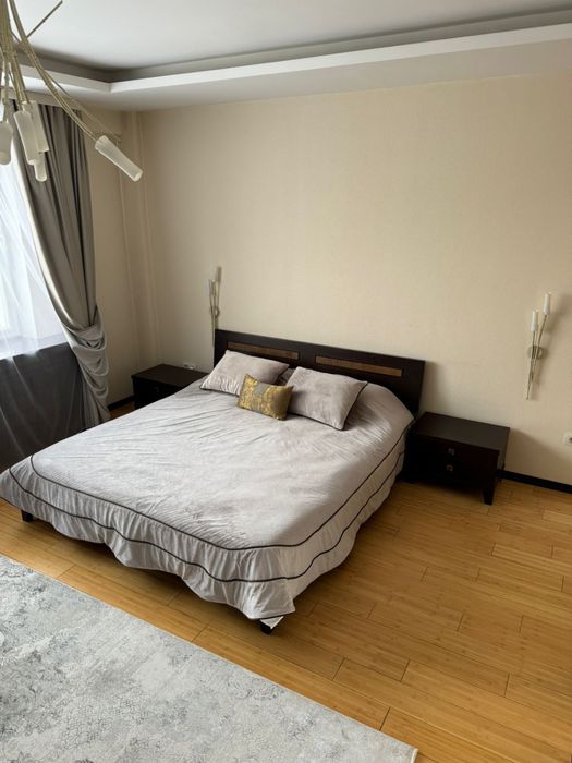 Продам кровать с двумя тумбочками