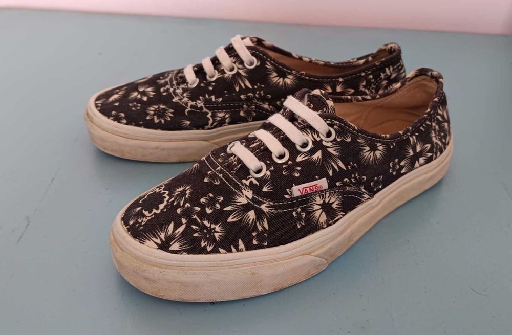 Nike и Vans: оригинални маратонки и футболни обувки, като нови!