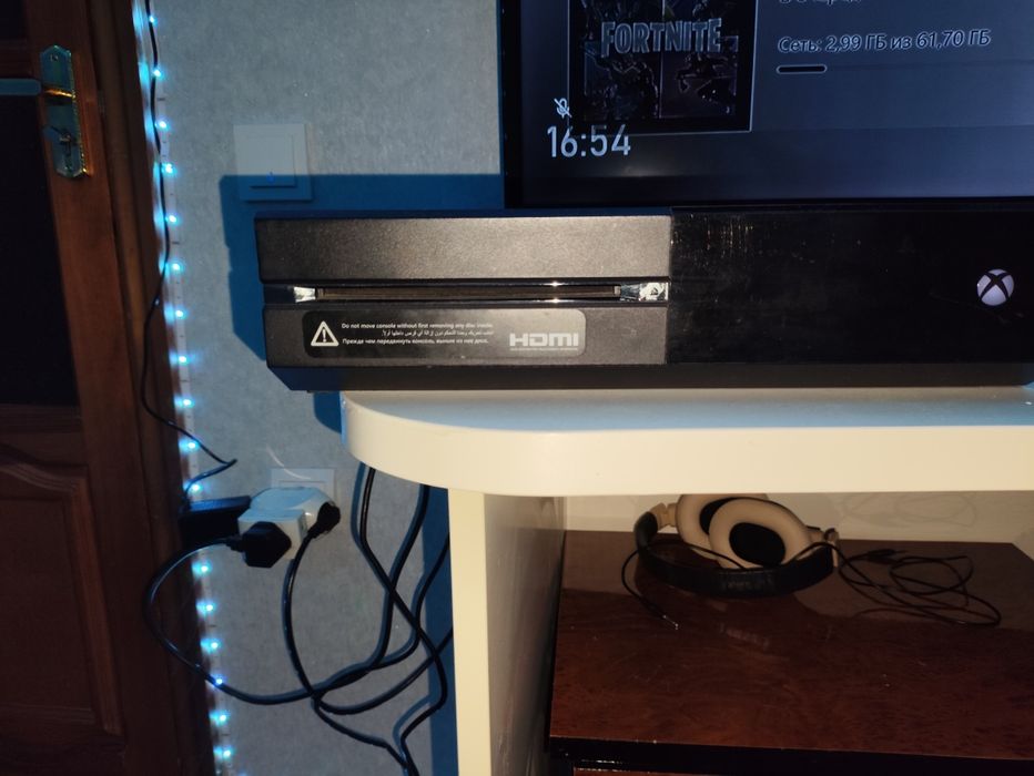 Продам игровую приставку Xbox one