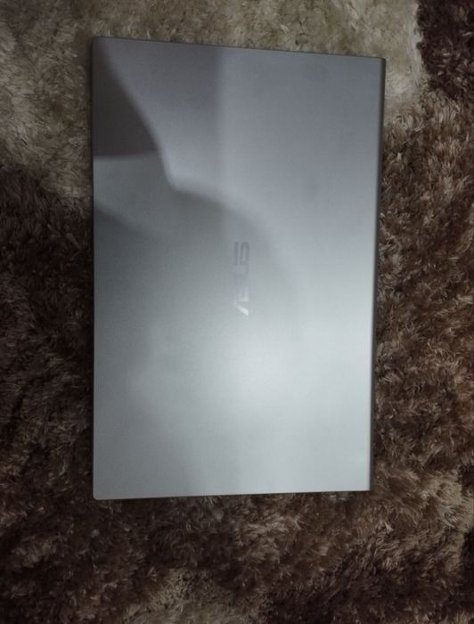 Nootbook  Asus srochna sotiladi