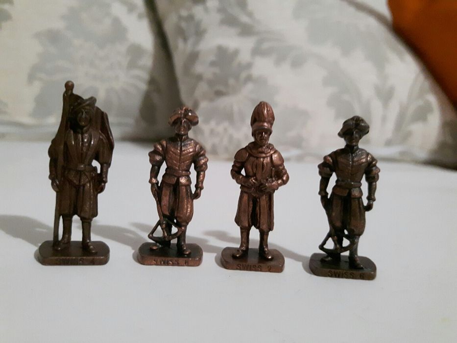 Метални войници от ,,Kinder Surprise,,