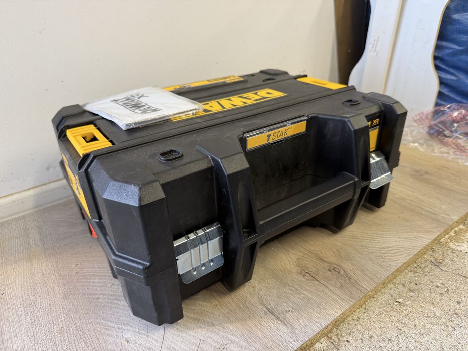 DEWALT DCW682NT Акумулаторна фреза за нутове