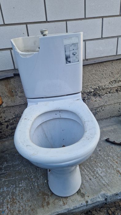 Продам унитаз с бачком