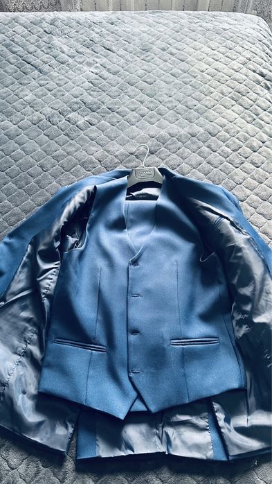 Костюм тройка