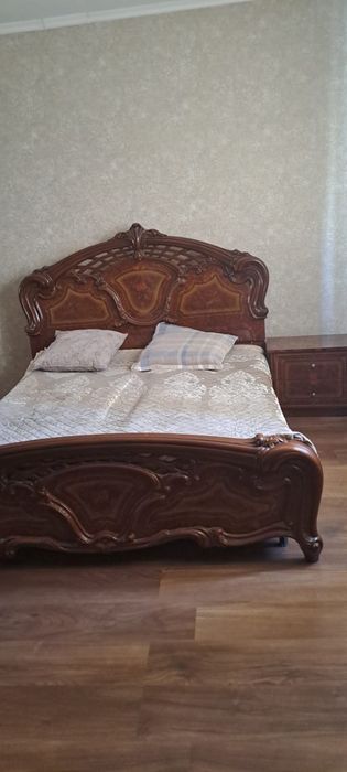 Продам набор кровать, тумбочки, шкаф