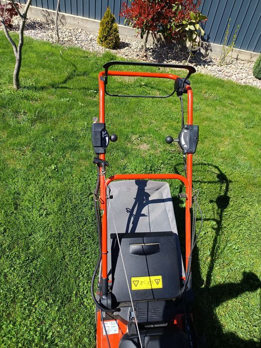 Mașină tuns iarba cu tracțiune