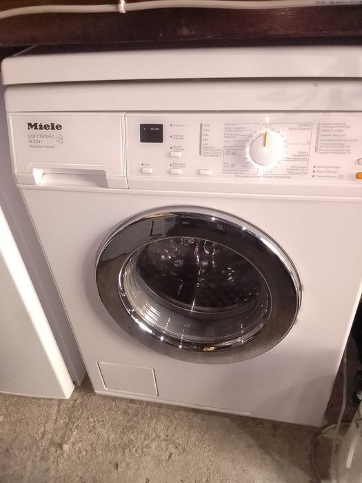 Vând mașină de spălat rufe miele