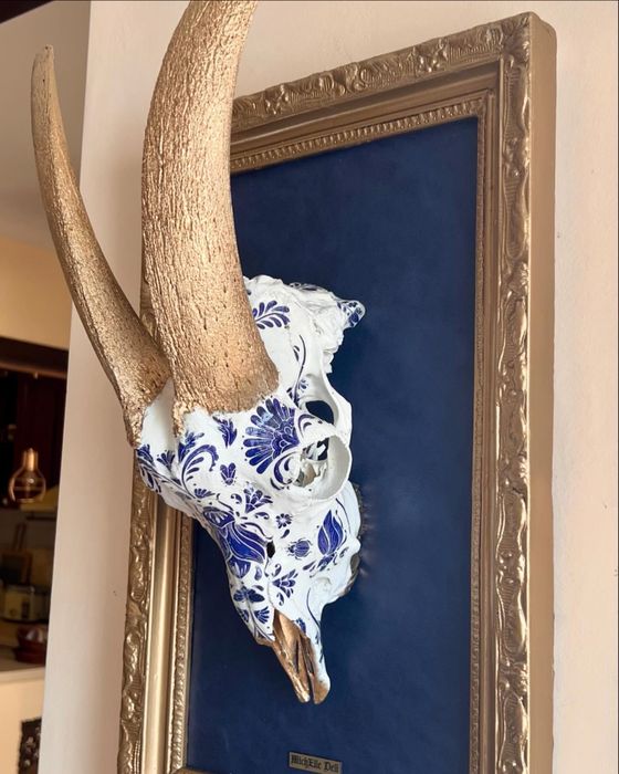 “Порцелановият” череп със старинна рамка и клалско синя кожа