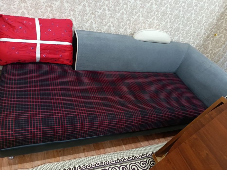 Продам диван, состояние среднее