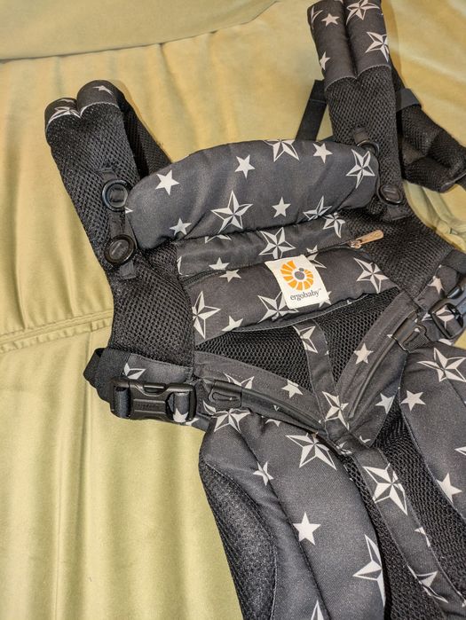 Marsupiu Ergobaby Omni 360 Cool air - Black stars