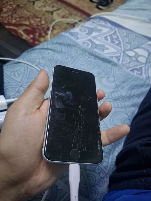 Продам IPhone se 64gb