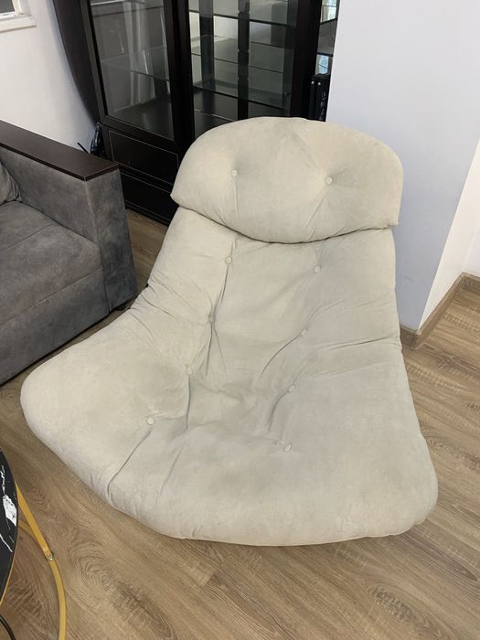 Продам Два стола и пуфик