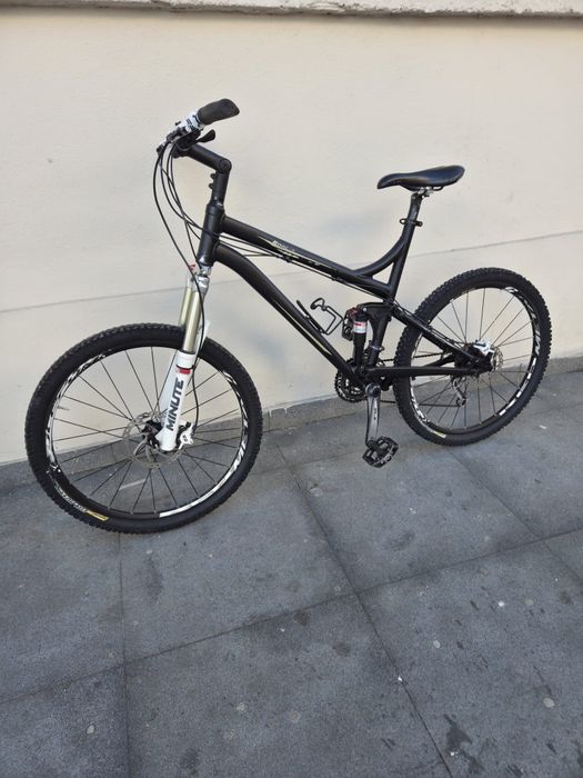 Bicicleta full suspension