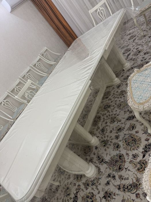 Продается гостиный стол с стулями