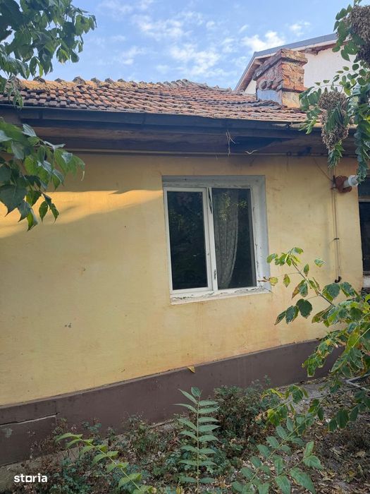 Casă cu 4 camere, zona centrală.
