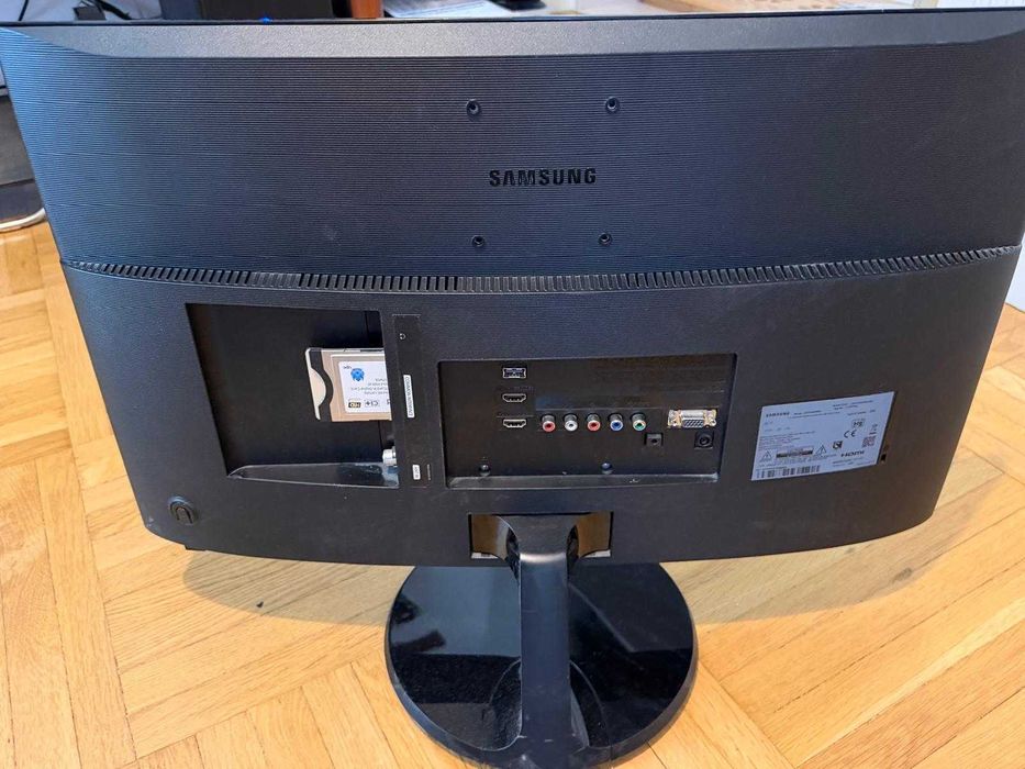 Monitor TV LED Samsung 27" curbat, cu TV tuner si boxe