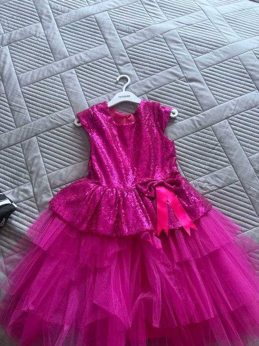 Продам нарядное платье для девочки