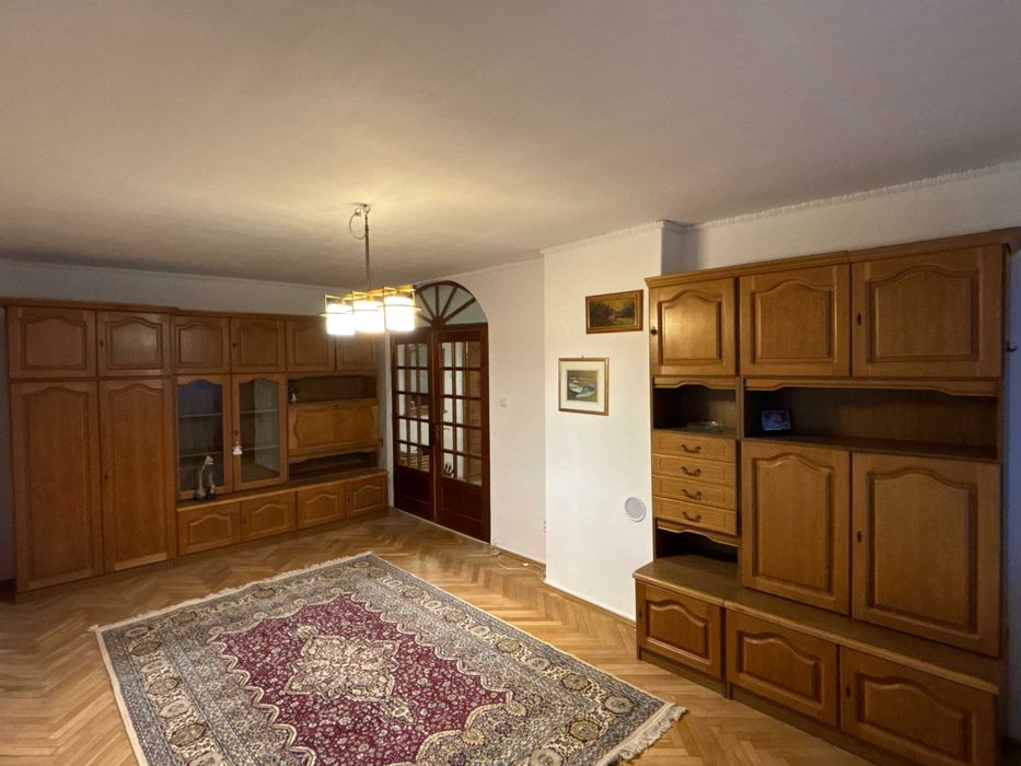 INCHIRIERE Apartament spațios cu 3 camere în zonă centrală