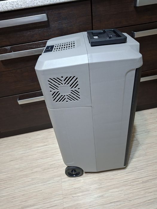 Продам автомобильный холодильник.