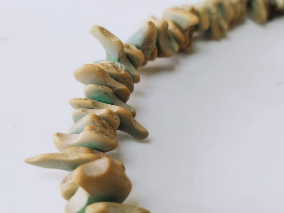 Colier turcoaz african din chipsuri de piatra howlit