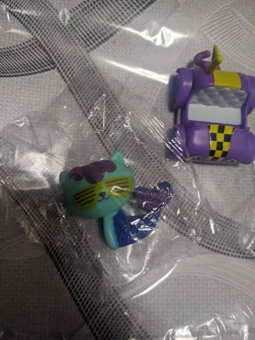 Mini mașinuță și figurine