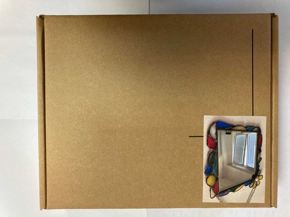 Огледало с витражна рамка.