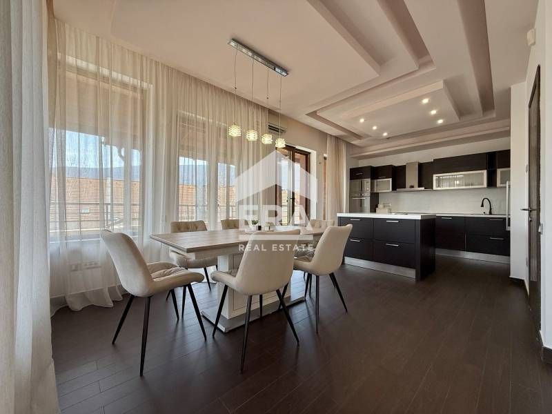 Луксозен четиристаен апартамент под наем с просторна тераса в комплекс