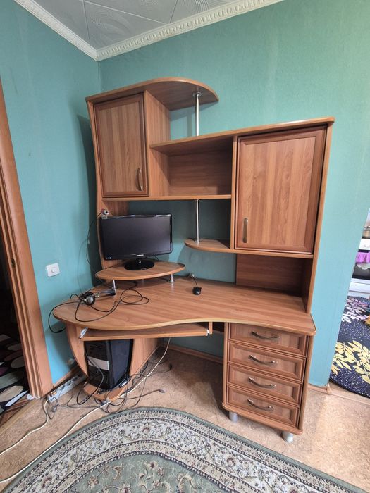 Продам компьютерный стол