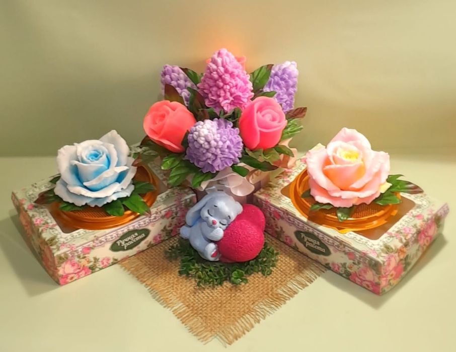 Цветы розы в колбе