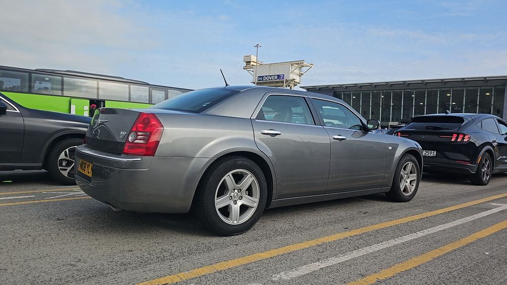 Vând masina Chrysler v300