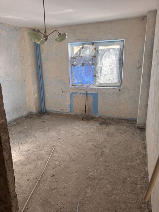 Vand apartament cu 3 camere,decomandat situat in centrul orasului,Slobozia.