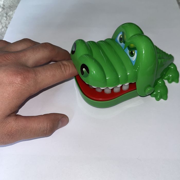 Игрушка кусающий крокодил