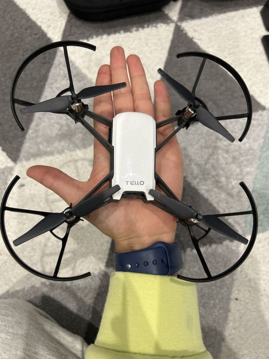 Дрон DJI tello, управляван от приложение на телефона