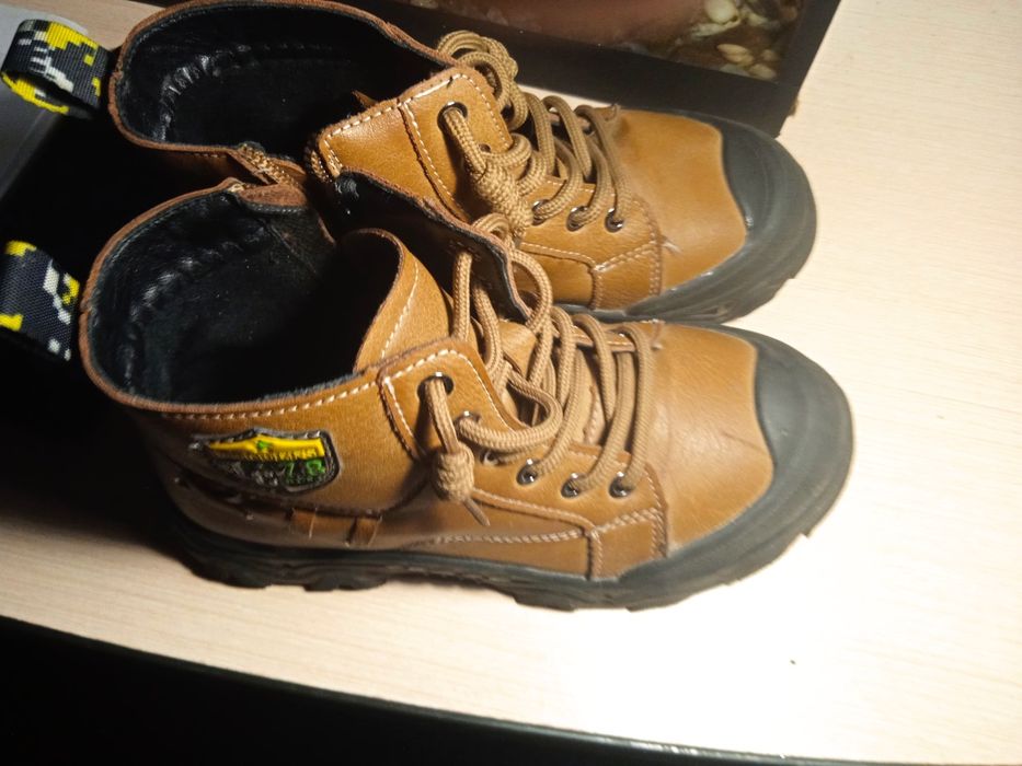 Продам осенние ботиночки для мальчика