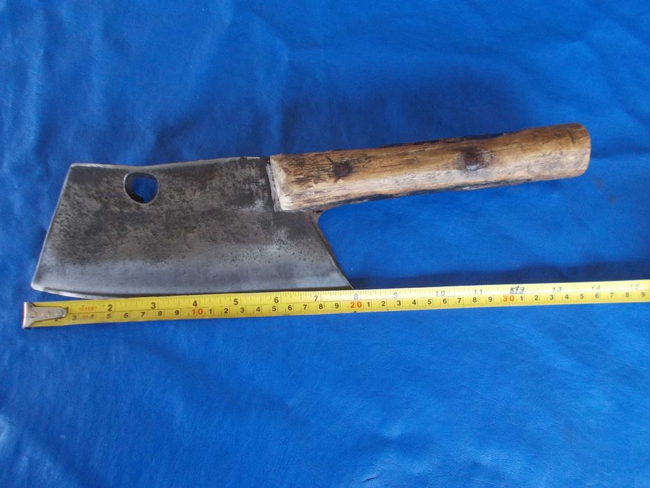 Огромен стар кован сатър