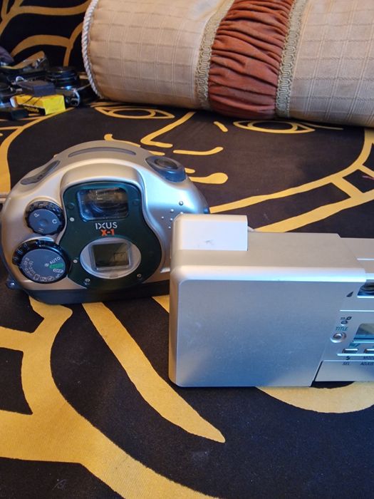 Doua aparate foto de colecție Nikon si Canon.