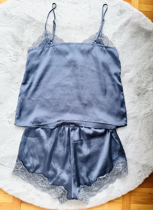 Vând 2 seturi lenjerie satinată H&M