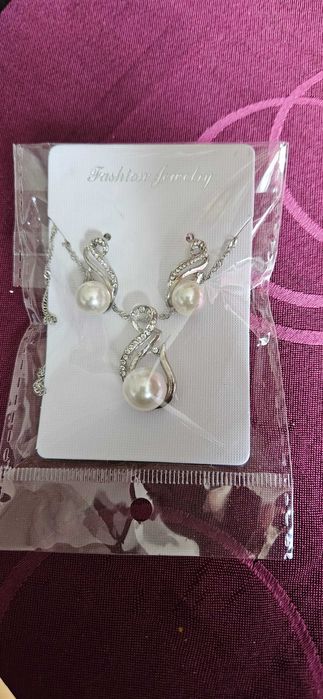 Обеци чисто нови