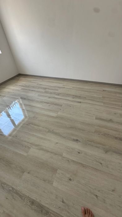 Parchet lucios laminat nou