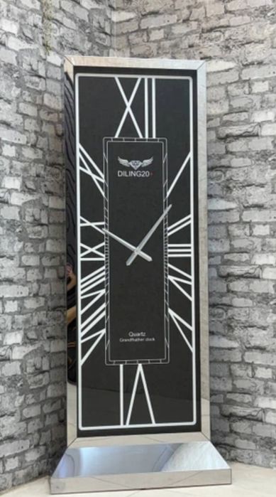 Напольные часы, известные также как часы с боем, традиционно символизи