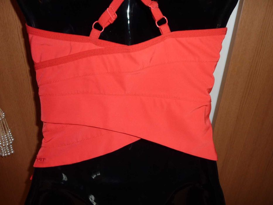 Бюстие Nike, Adidas