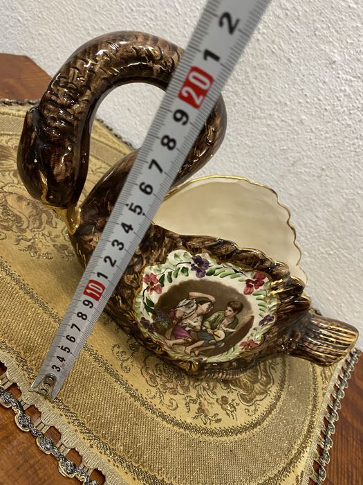 Белгийска кашпа от порцелан лебед