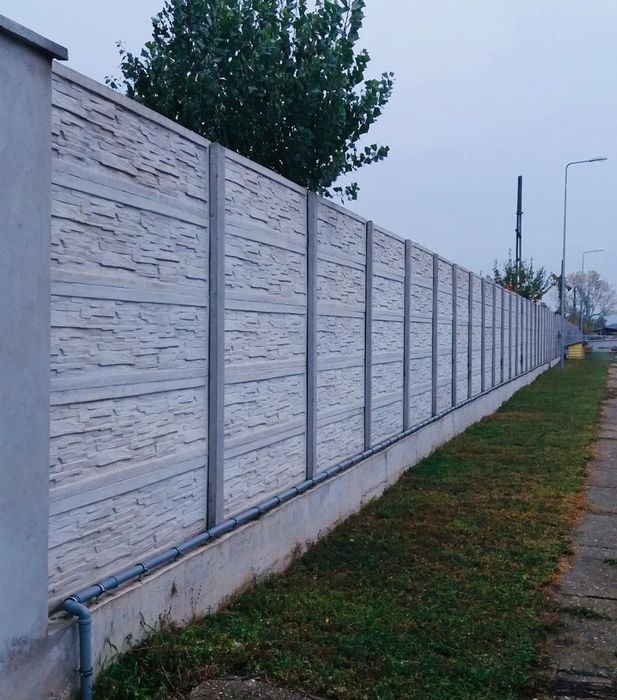 Construim la comanda dvs. garduri si porti din:
- panouri stil jaluzea